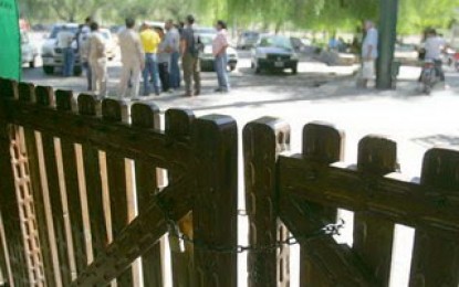 Empleados del zoológico en huelga