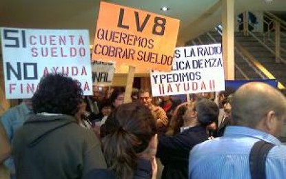 Piquetes de trabajadores de LV8 en un acto al que asistió Jaque