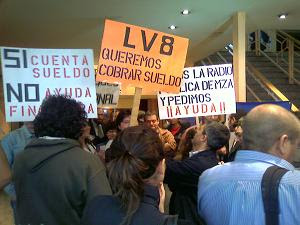 Piquetes de trabajadores de LV8 en un acto al que asistió Jaque