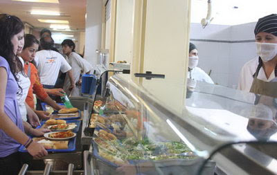 Los estudiantes se oponen al aumento en el comedor