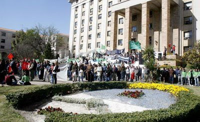 El Gobierno, frente a su peor conflicto gremial por salarios