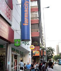 Denuncia penal por la llegada de Farmacity