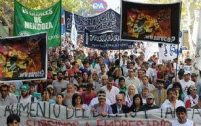 Multitudinaria marcha contra el tarifazo de luz