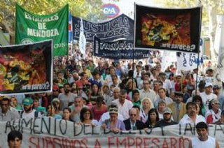 Multitudinaria marcha contra el tarifazo de luz