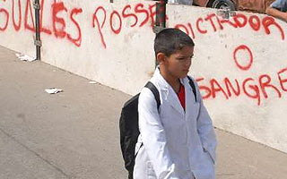 La Justicia frenó la construcción del muro en San Isidro y los vecinos terminaron de derribarlo