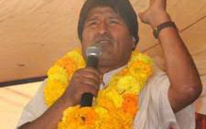 Evo Morales pide apoyo a nacionalización del petróleo para profundizar independencia de Bolivia