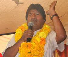 Evo Morales pide apoyo a nacionalización del petróleo para profundizar independencia de Bolivia