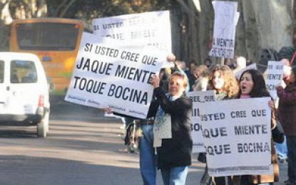 Judiciales reclamaron en la Legislatura tras marchar por calles de la ciudad