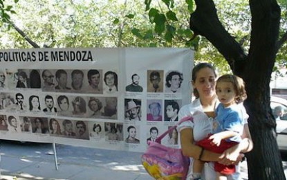 Imágenes del homenaje a Madres en la plaza San Martín, en Tribunales y en el teatro Tejada Gómez