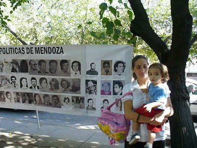 Imágenes del homenaje a Madres en la plaza San Martín, en Tribunales y en el teatro Tejada Gómez