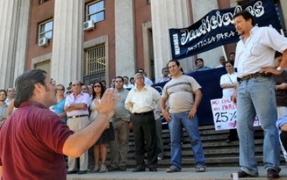 Empujones y forcejeos entre policías y trabajadores judiciales