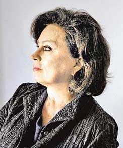 Laura Restrepo: “¿se puede ser un héroe y abandonar al hijo?”