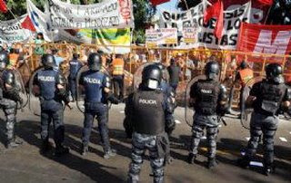 La policía y militantes del PJ chocaron con los estatales y la Multisectorial