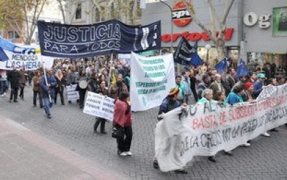 Marcharon en contra del tarifazo de luz en el centro mendocino