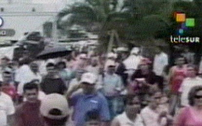 En Honduras el presidente Zelaya advierte que los poderosos se están revelando contra el poder popular