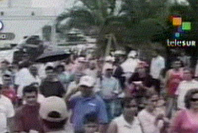 En Honduras el presidente Zelaya advierte que los poderosos se están revelando contra el poder popular