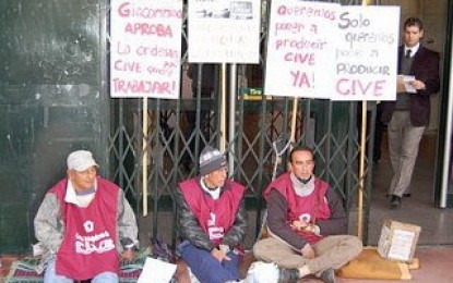 Compañeros en huelga y con alerta