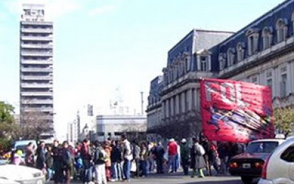 Cortes de calle y acampe en La Plata