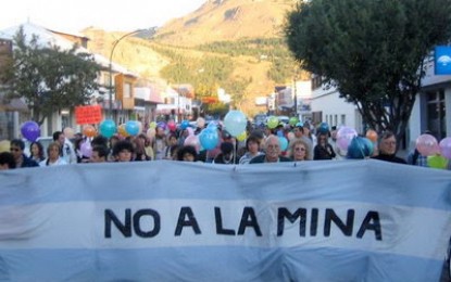 Bocinazo en caravana durante la marcha del No a la mina
