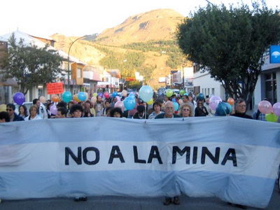 Bocinazo en caravana durante la marcha del No a la mina