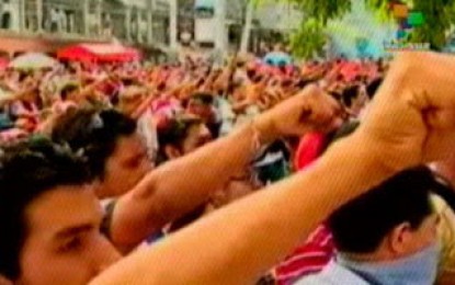 Militares reprimen marcha en apoyo a Zelaya
