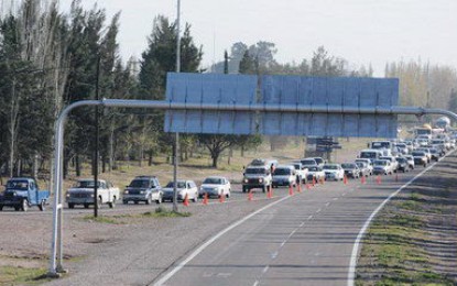 Finalmente los ypefianos levantaron el corte de la ruta 40