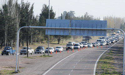 Finalmente los ypefianos levantaron el corte de la ruta 40