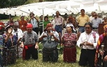 Mayas piden al presidente Colom parar permisos mineros y combatir la pobreza
