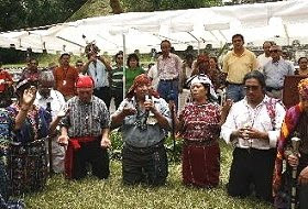 Mayas piden al presidente Colom parar permisos mineros y combatir la pobreza