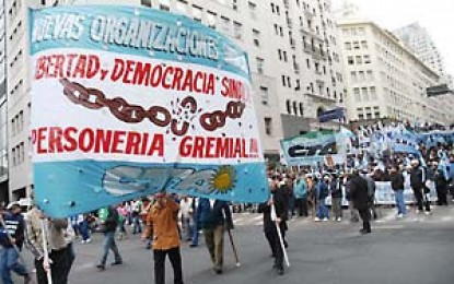 Masivo acto frente al Ministerio de Trabajo
