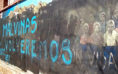 Encapuchados armados atentaron contra el Mural de la Memoria