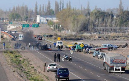 Nuevo corte de los ex ypefianos complica el tránsito en el Acceso Sur