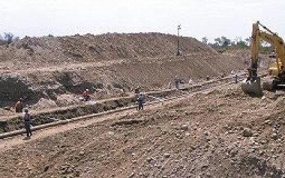 Minera Alumbrera mete máquina al río Gastona