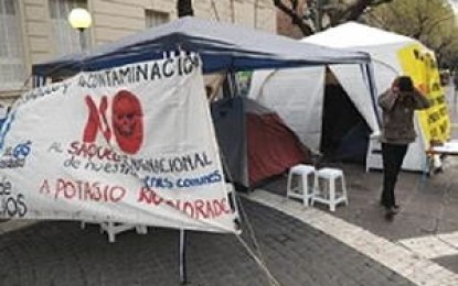 Instalaron carpas en la Legislatura contra la minería contaminante