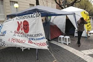 Instalaron carpas en la Legislatura contra la minería contaminante