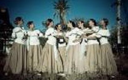 Clases públicas de danzas en plazas de la ciudad