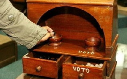 La interna radical ayudó a López Puelles a quedarse en la DGE