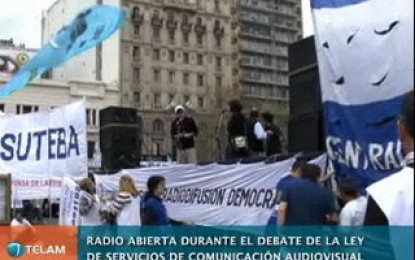 Actores, docentes y periodistas instalaron una radio abierta en apoyo a la ley de medios