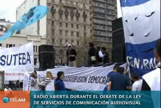 Actores, docentes y periodistas instalaron una radio abierta en apoyo a la ley de medios