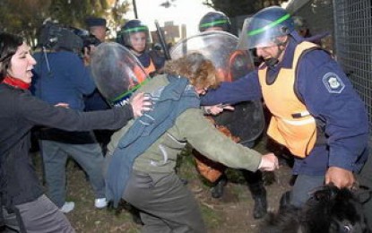 Represión y desalojo violento en Terrabussi