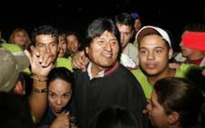 Organizaciones progresistas de Argentina, Uruguay y Paraguay aclaman a Morales de paso a legendaria Vallegrande