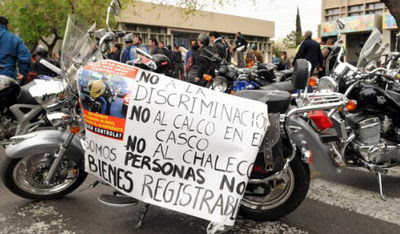 La rebelión de los cascos o la insoportable levedad de la democracia