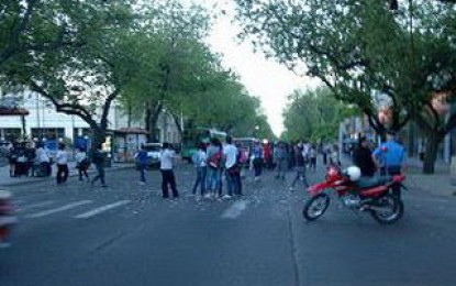 Escrache en Lavalle a un comité de la UCR