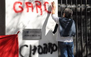 Estatales continúan con los escraches