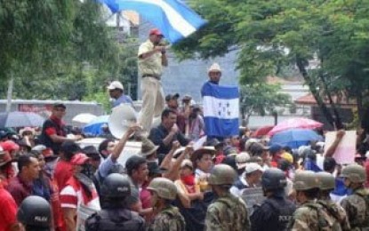 Movimientos sociales denuncian que Micheletti no acepta la restitución de Zelaya