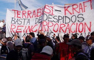 Quieren sancionar a los estudiantes que repudiaron los despidos en Terrabusi