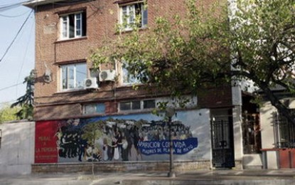Vacuna contra la impunidad: la pintora que vuelve a crear sobre la pared violada