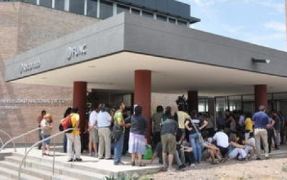Disturbios en la UNCuyo por la aceptación de fondos de una minera
