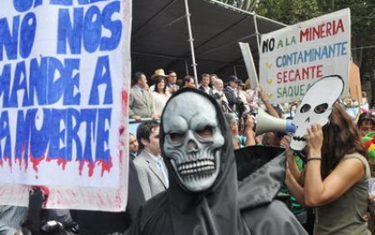 A los empujones llegó la contramarcha frente al palco oficial