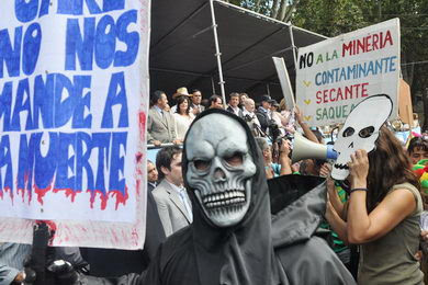 A los empujones llegó la contramarcha frente al palco oficial